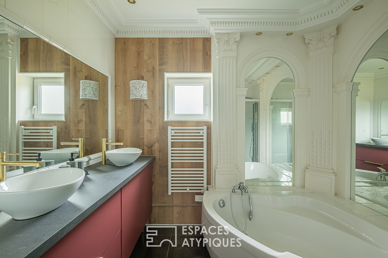 Contemporary house with indoor swimming pool in Cestas