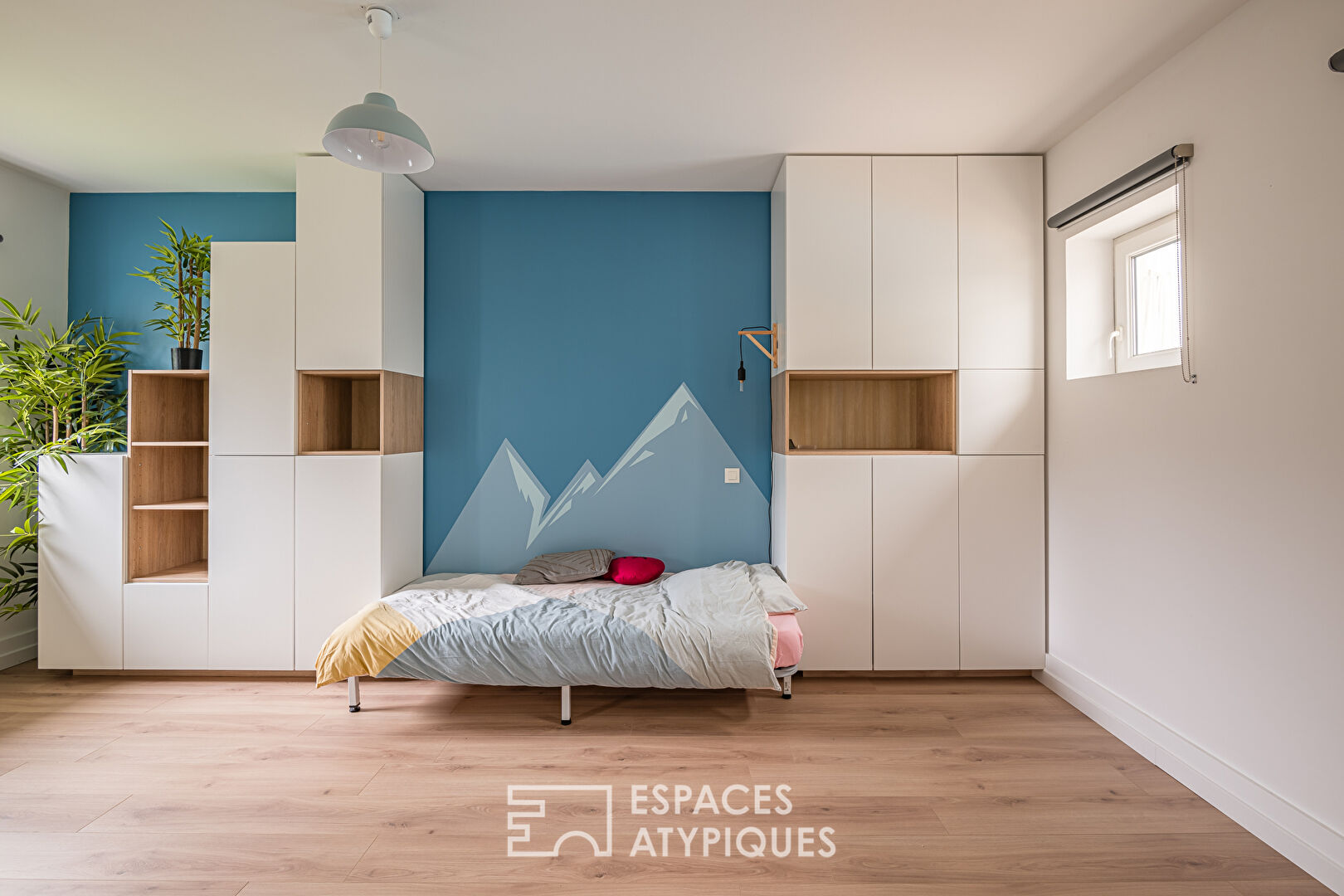 Contemporary house with indoor swimming pool in Cestas