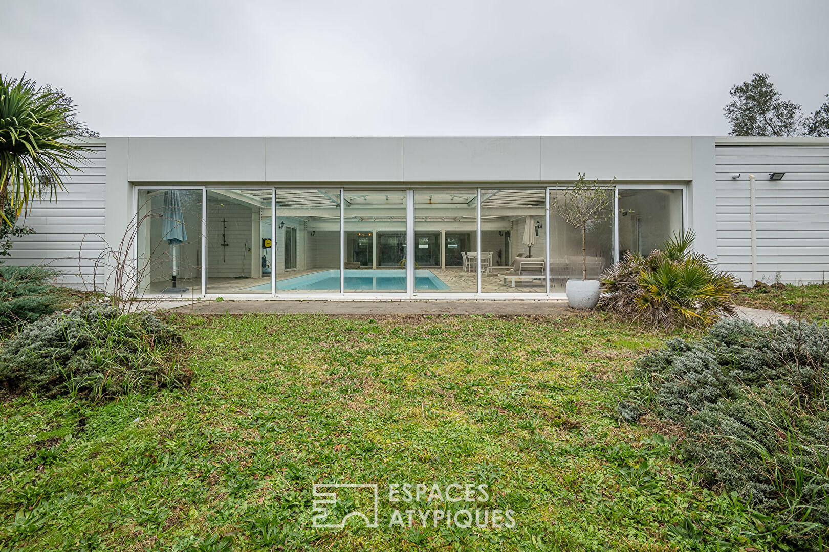 Contemporary house with indoor swimming pool in Cestas