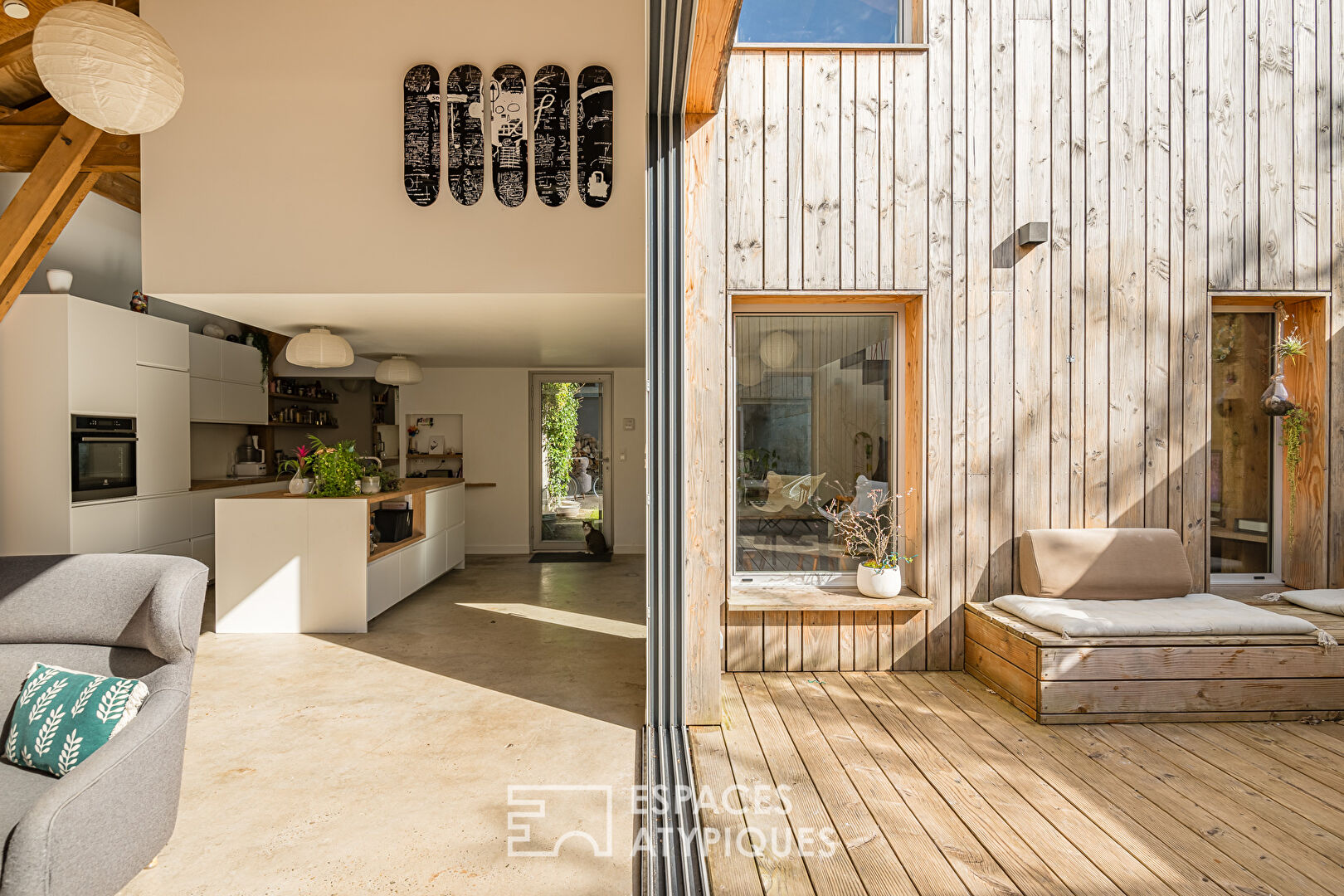 Hangar rehabilitated into a loft with exterior near Nansouty