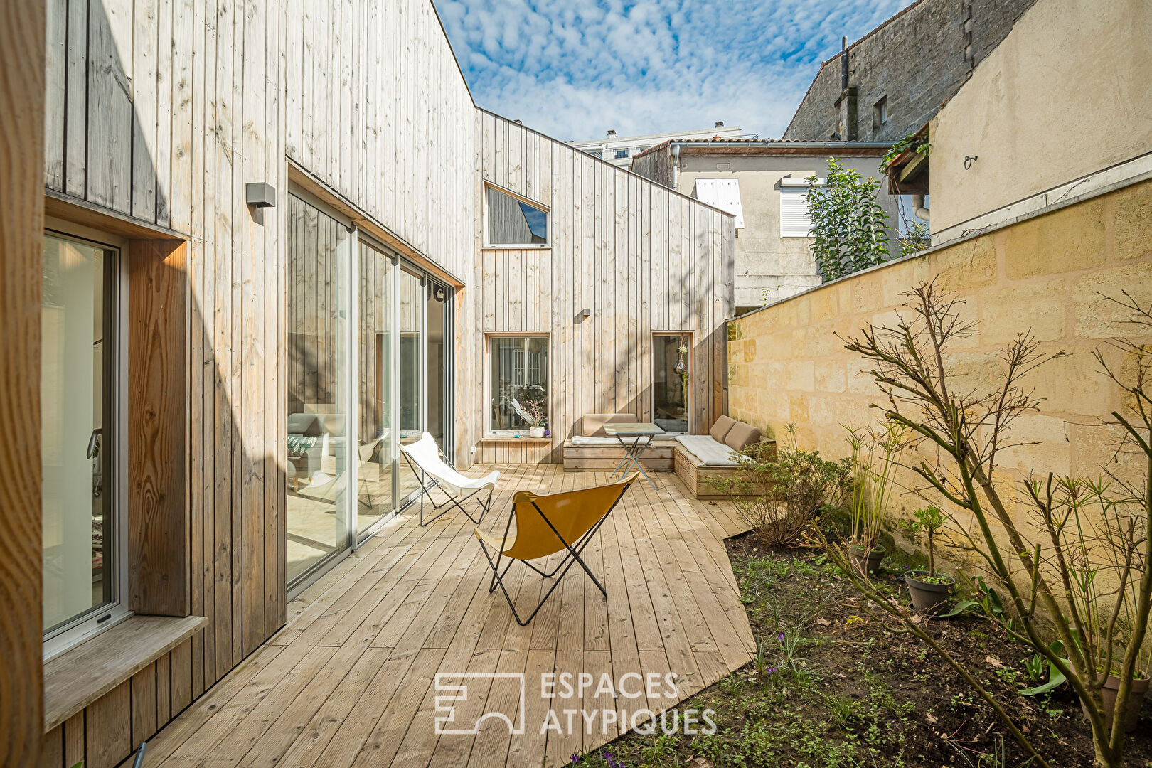 Hangar rehabilitated into a loft with exterior near Nansouty