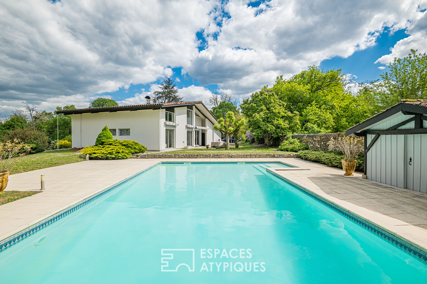 Architect-designed house with open views in Villandraut
