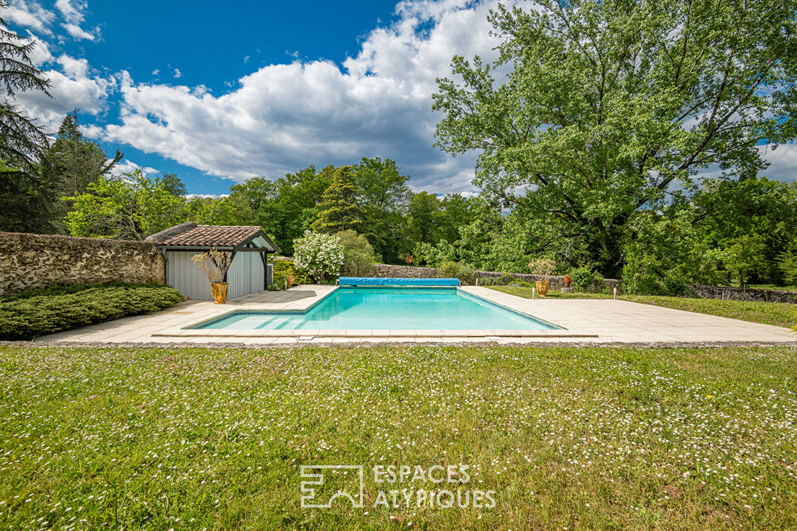 Architect-designed house with open views in Villandraut