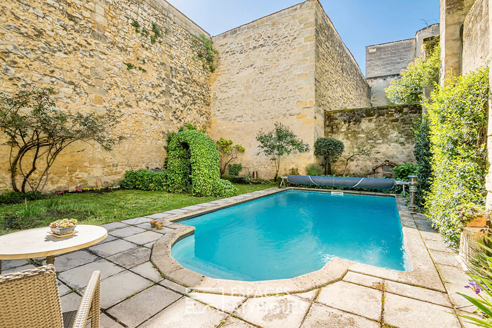 Bourgeois house with garden and swimming pool in the heart of Bordeaux