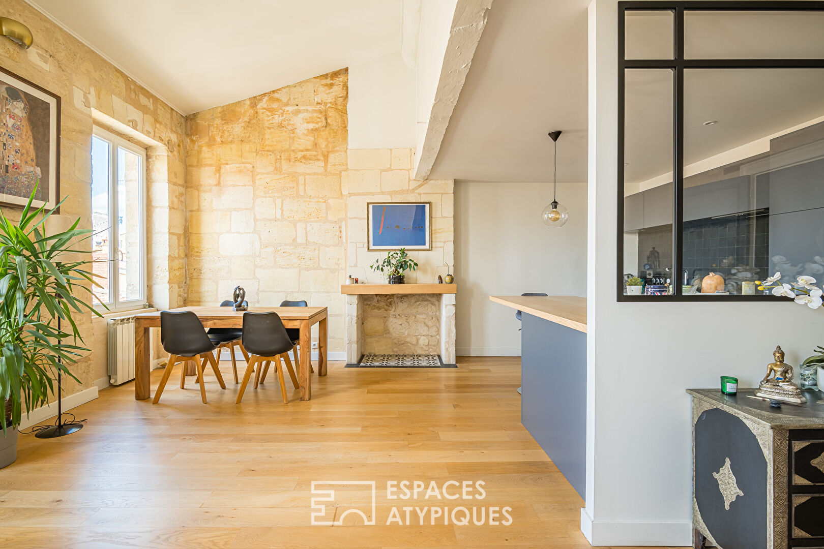 Renovated bourgeois apartment in the heart of Chartrons