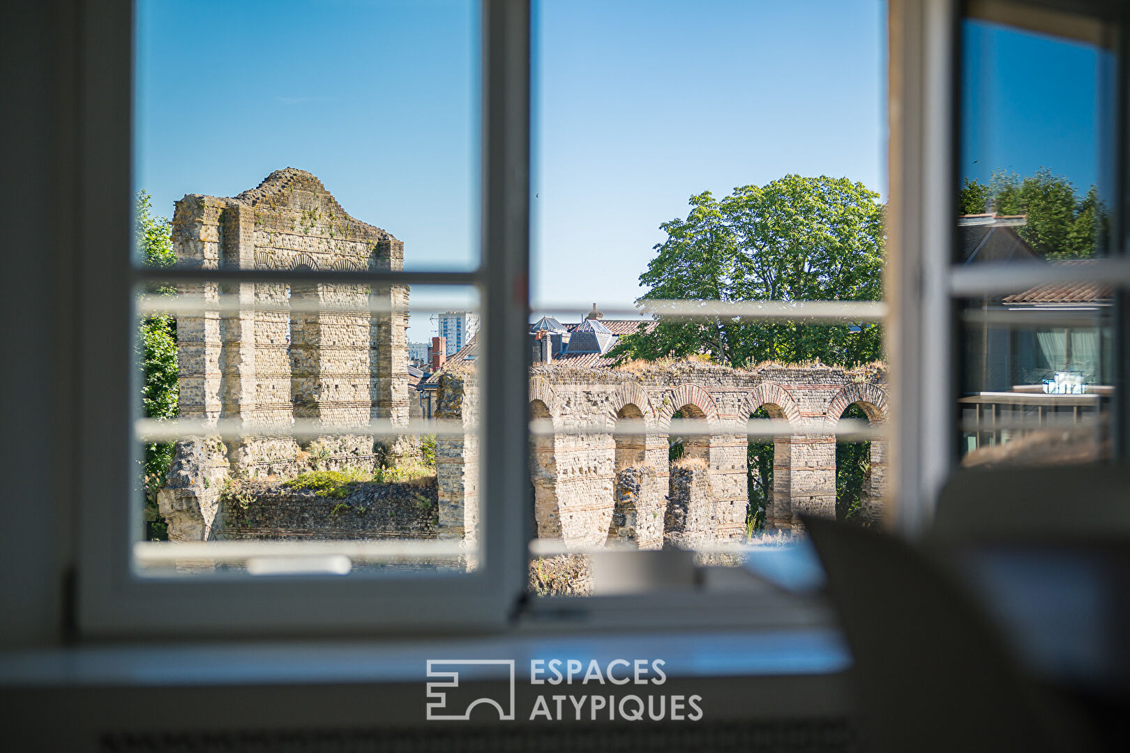 Renovated cocoon with view of the Palais Gallien