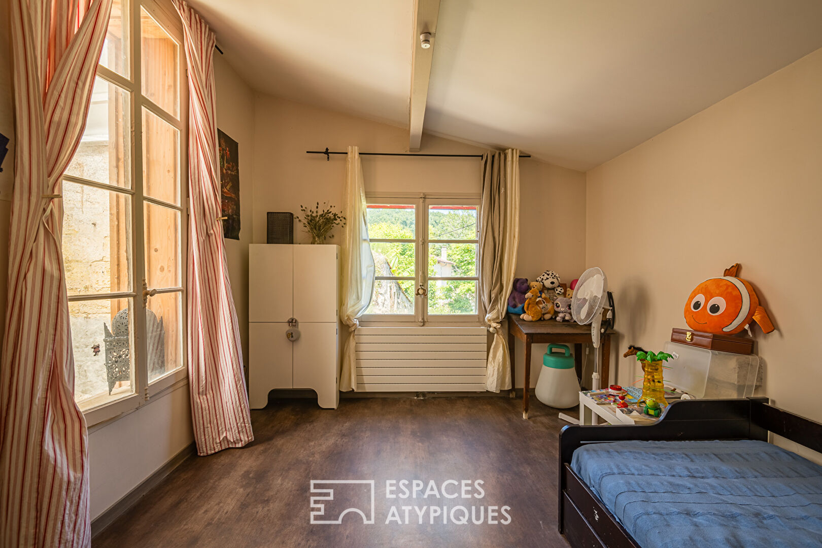 Former converted grocery store with Garonne and garden view