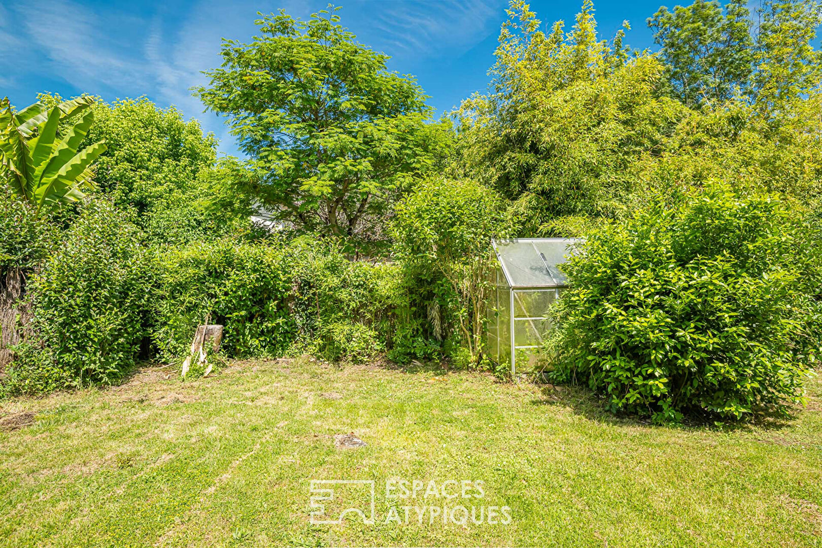 Former converted grocery store with Garonne and garden view