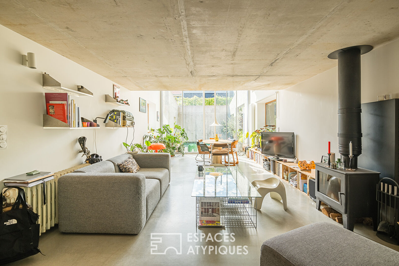 Brutalist House with Swimming Pool in Caudéran