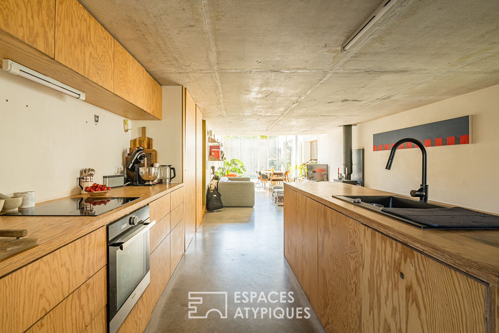 Brutalist House with Swimming Pool in Caudéran