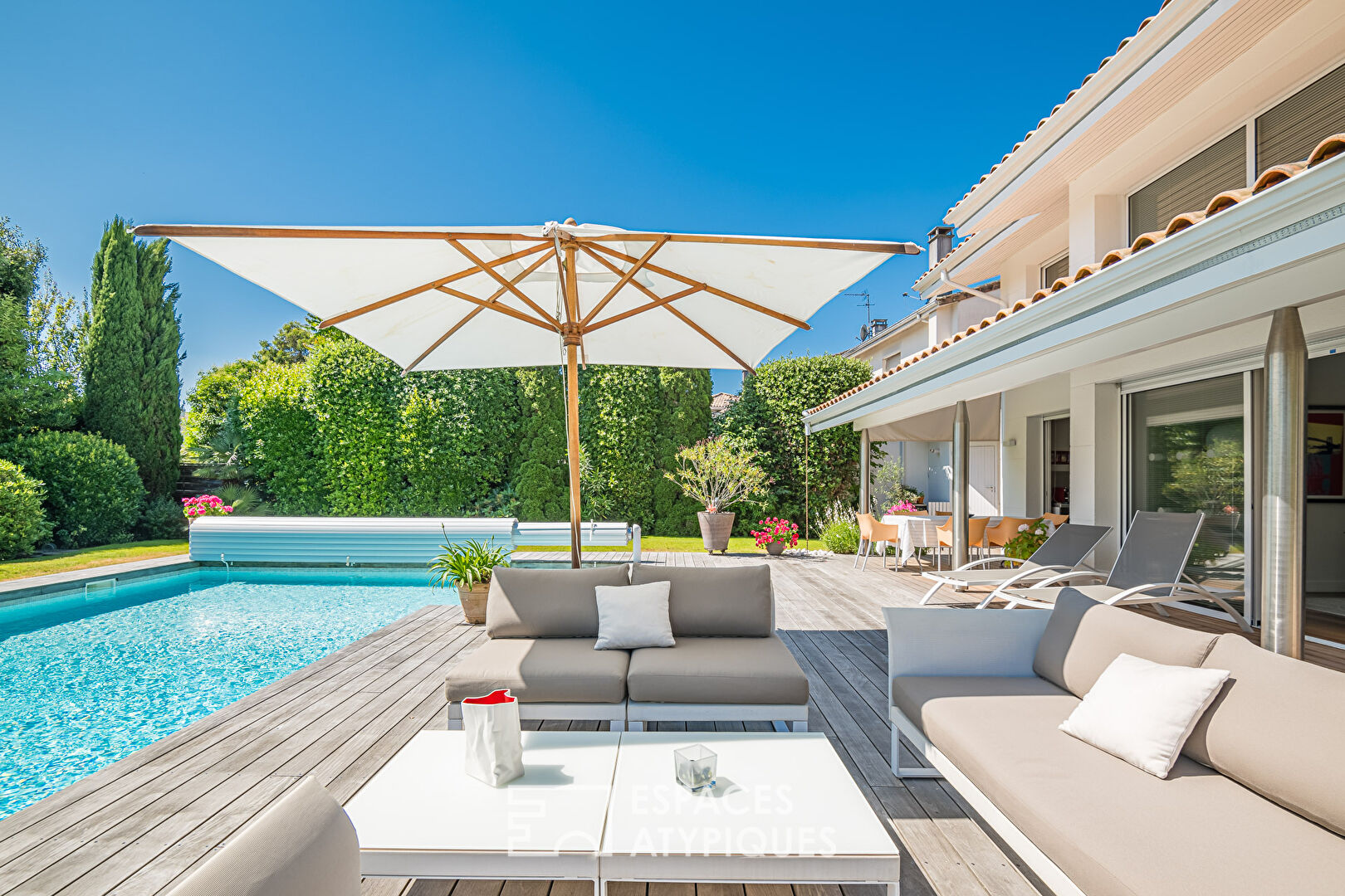 Architect’s House with Garden and Swimming Pool in Caudéran