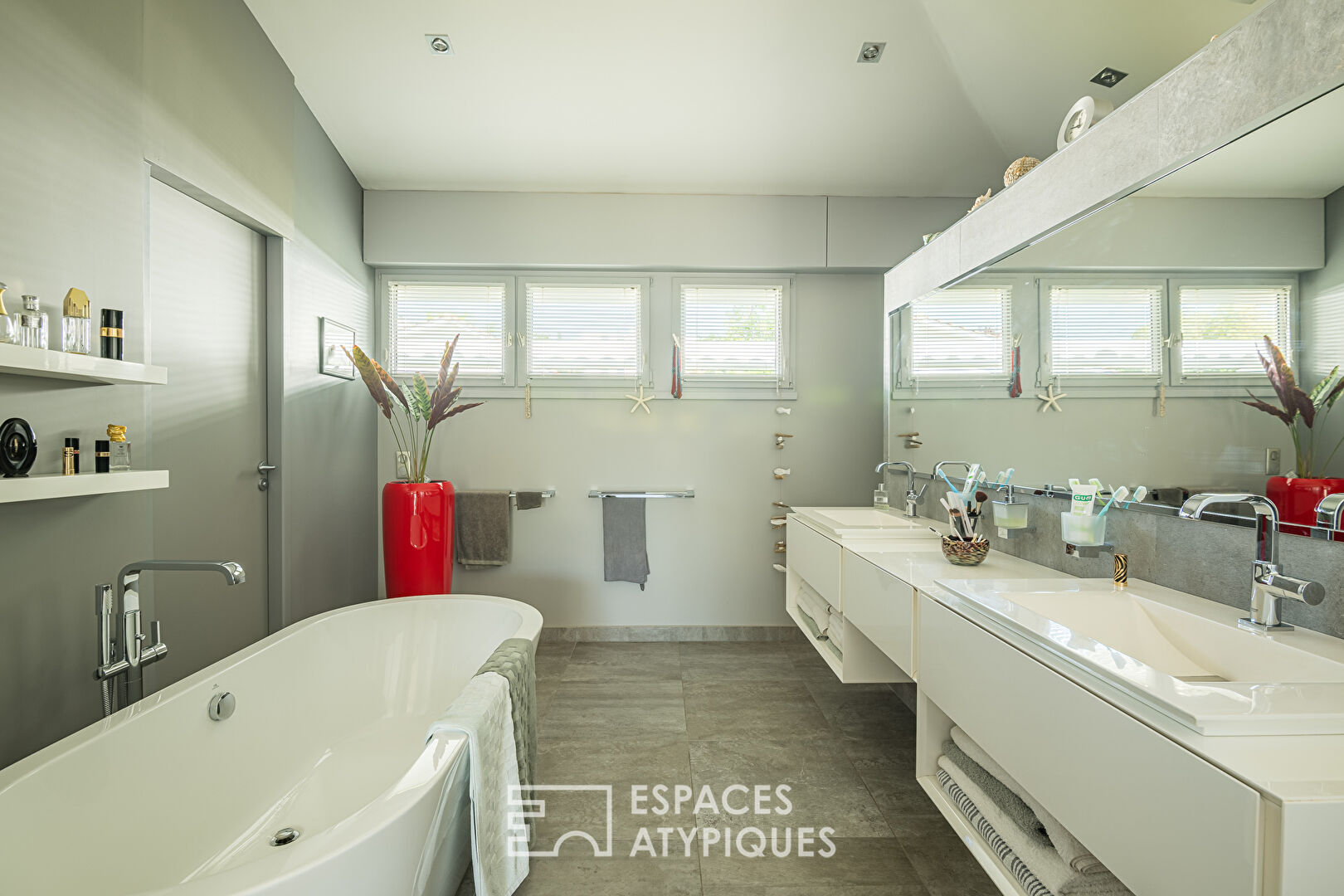 Architect’s House with Garden and Swimming Pool in Caudéran
