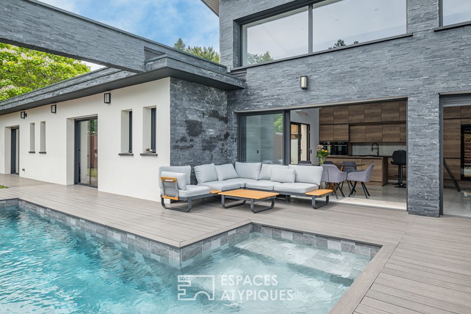 Villa contemporaine d'architecte de plain pied avec piscine et garage