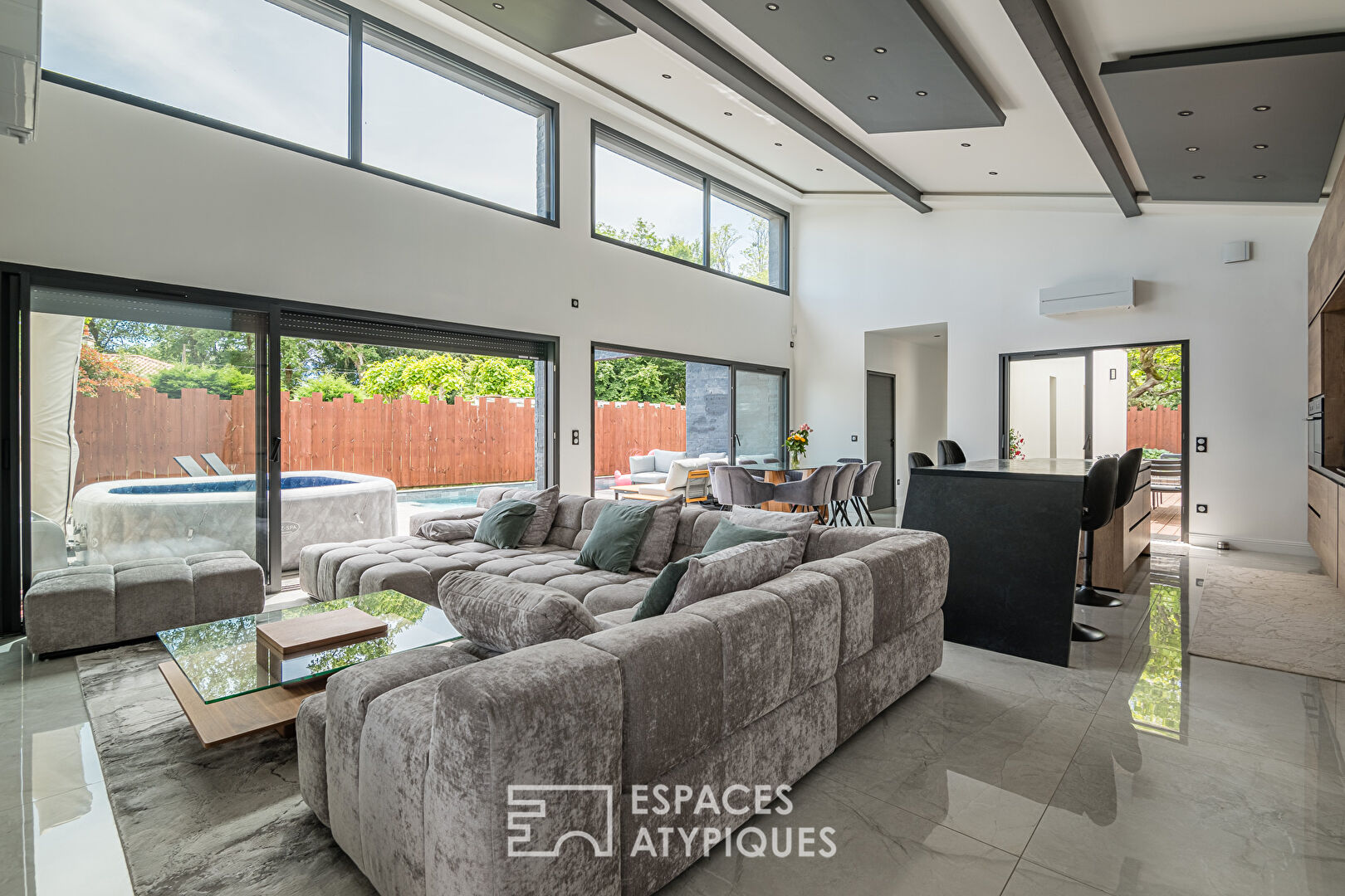Villa contemporaine d’architecte de plain pied avec piscine et garage