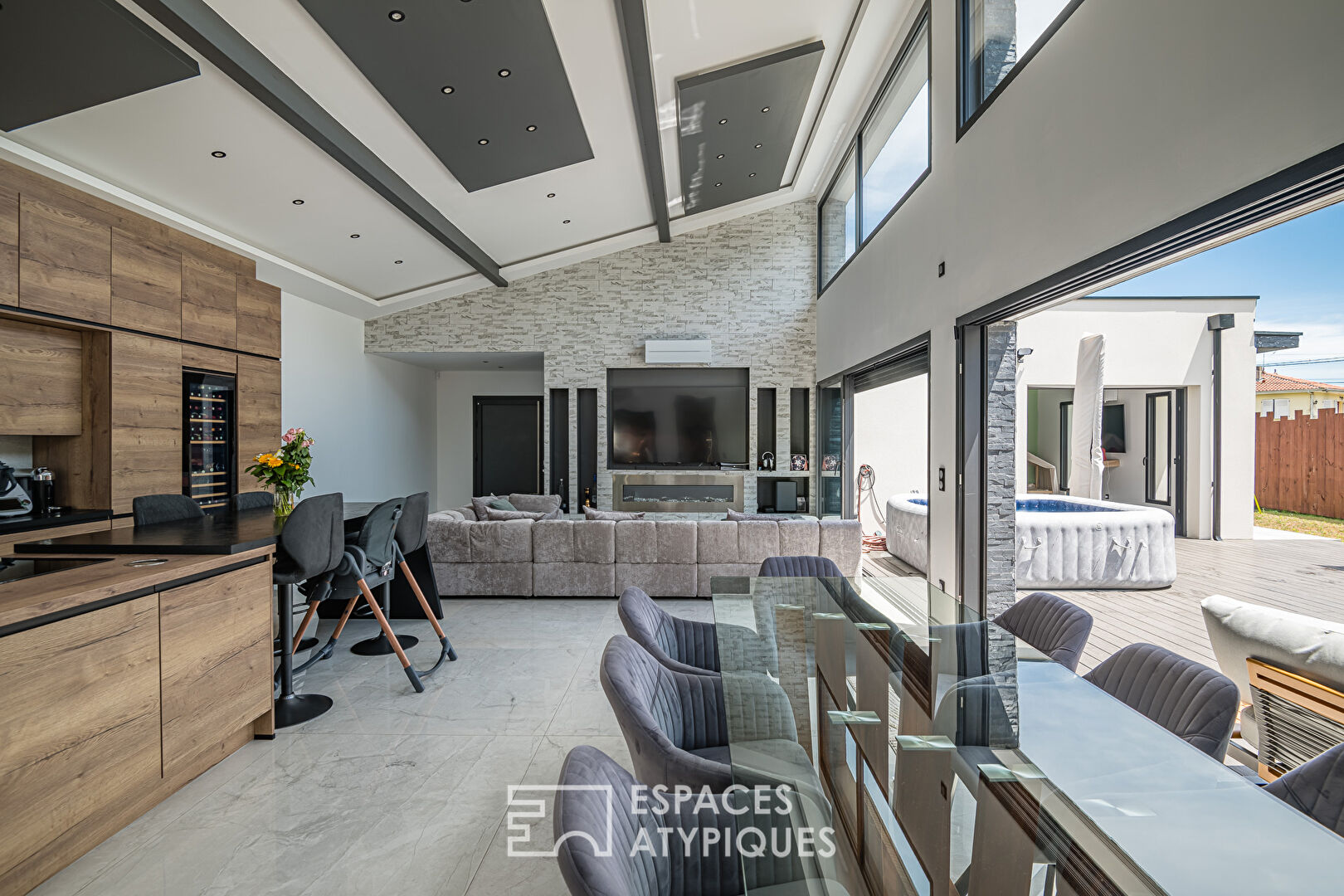 Villa contemporaine d’architecte de plain pied avec piscine et garage