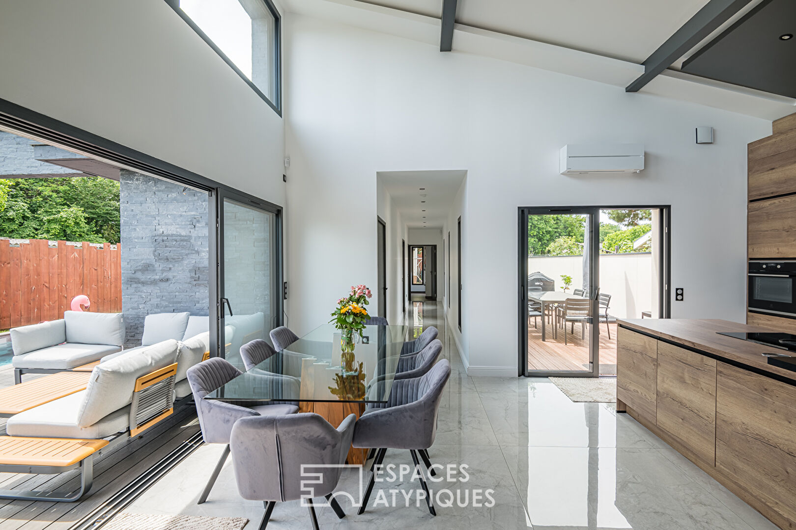 Villa contemporaine d’architecte de plain pied avec piscine et garage