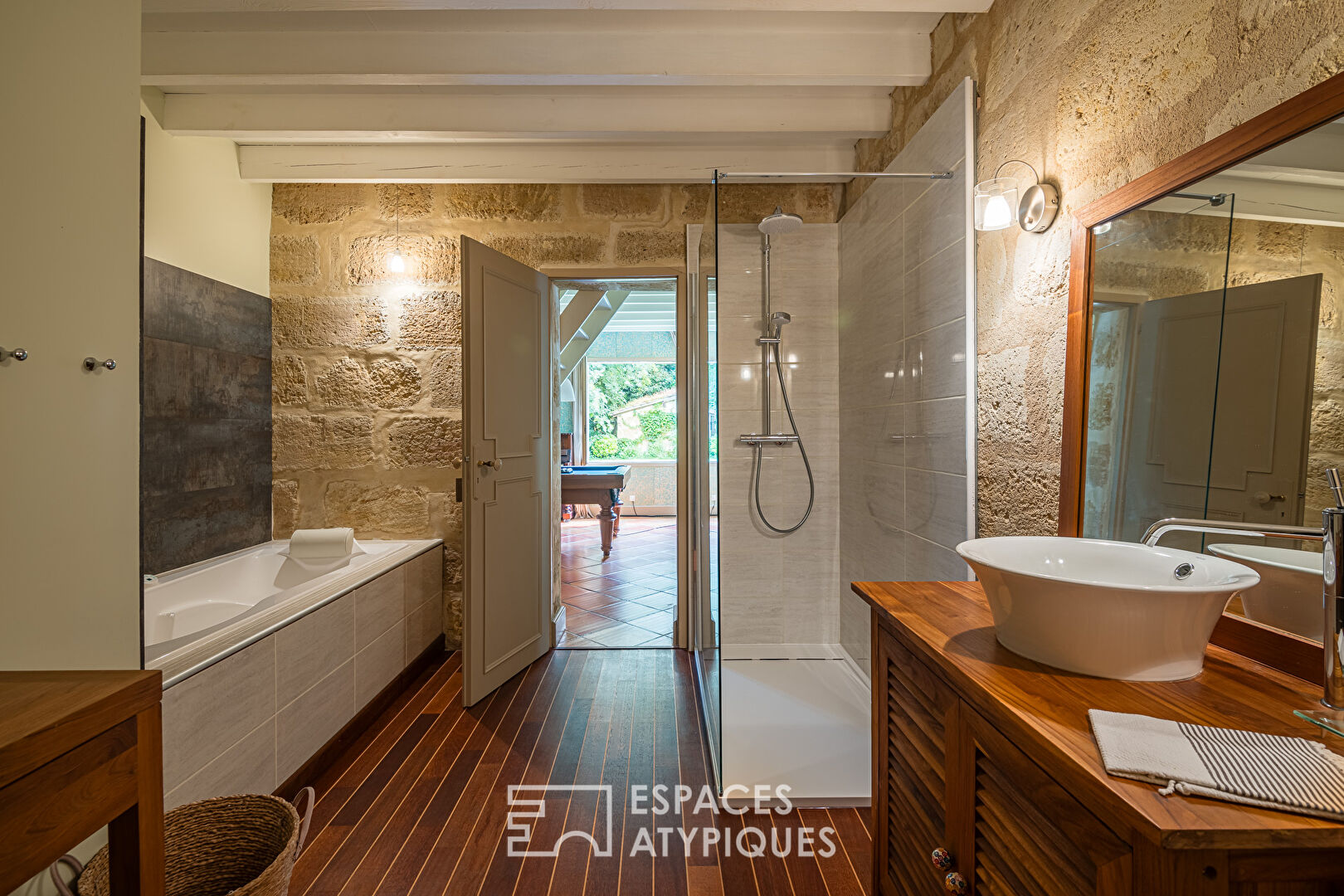 Ancien chai réhabilité en bord de Dordogne