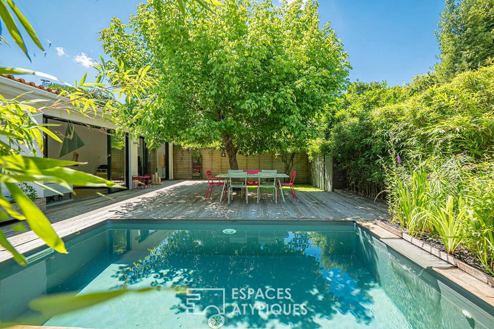 Intimate architect-designed house with swimming pool