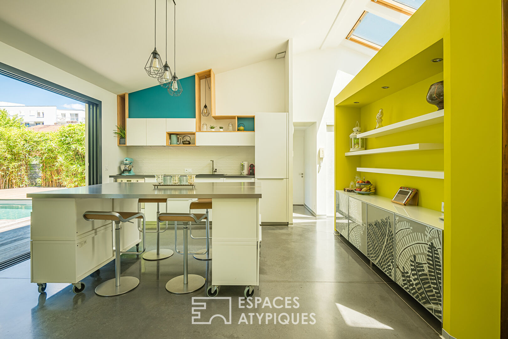 Intimate architect-designed house with swimming pool