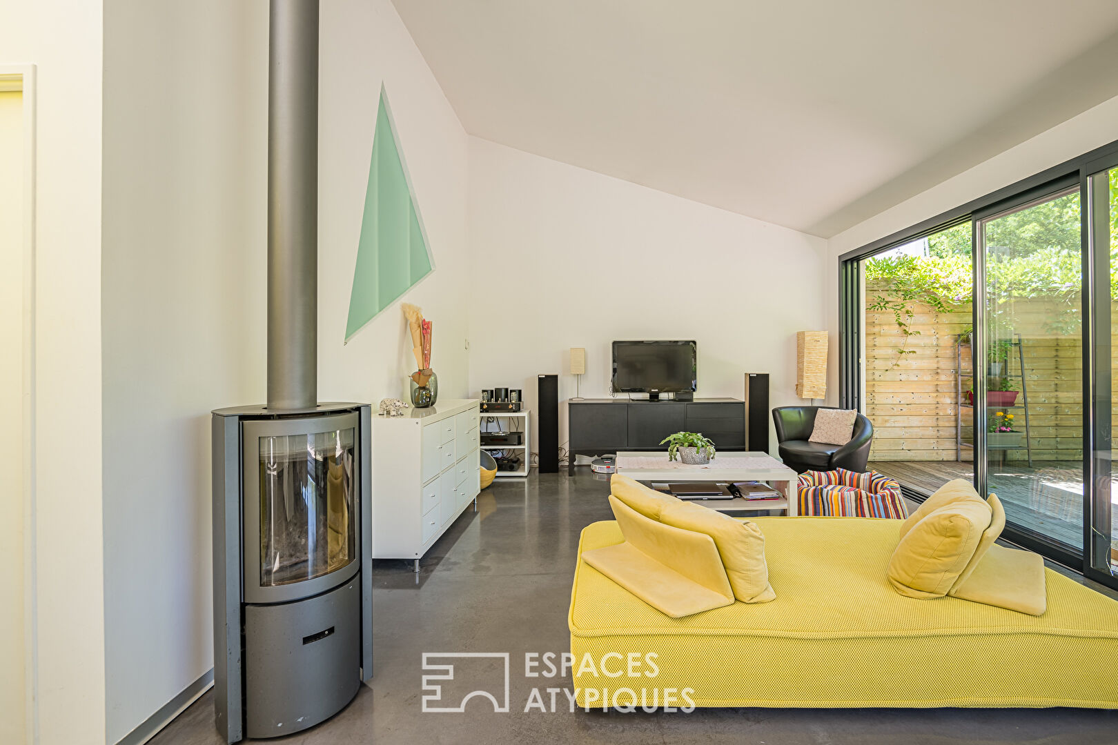 Intimate architect-designed house with swimming pool