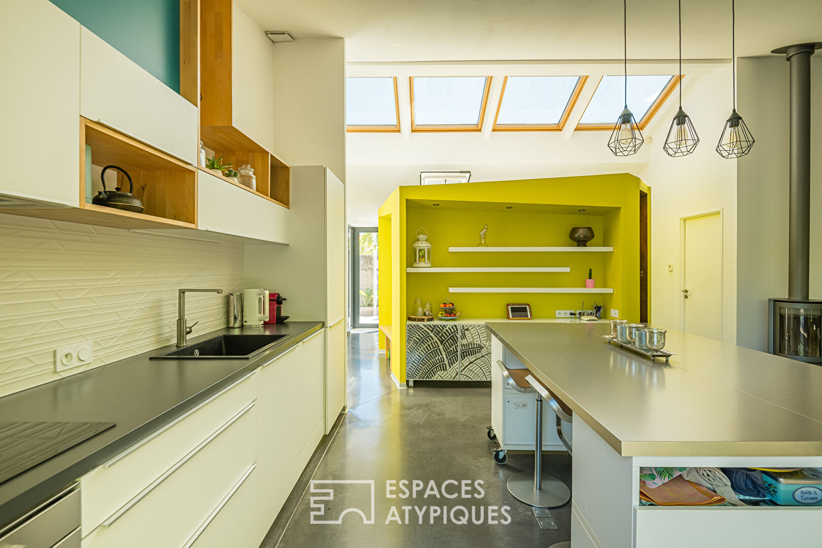 Intimate architect-designed house with swimming pool
