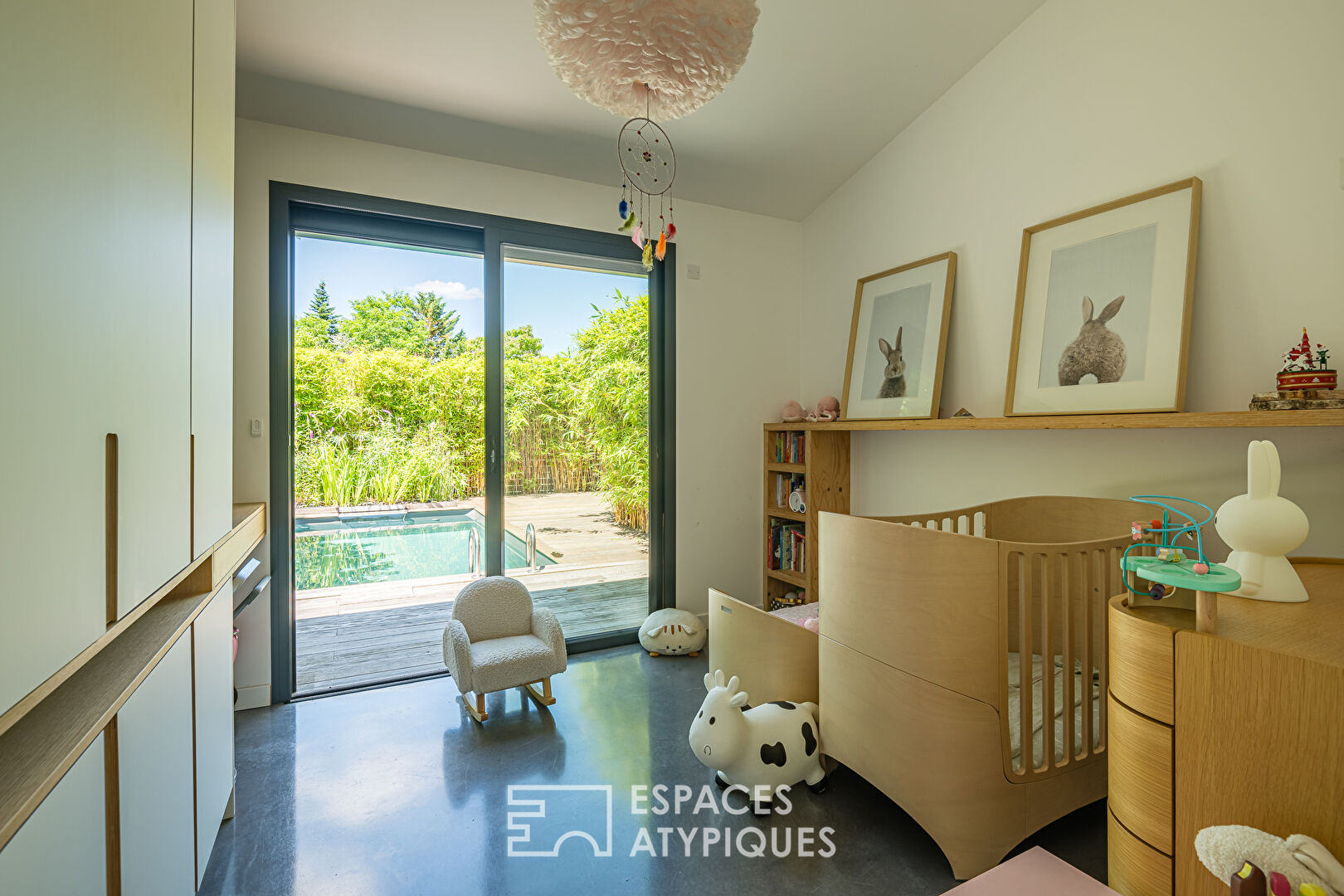 Intimate architect-designed house with swimming pool
