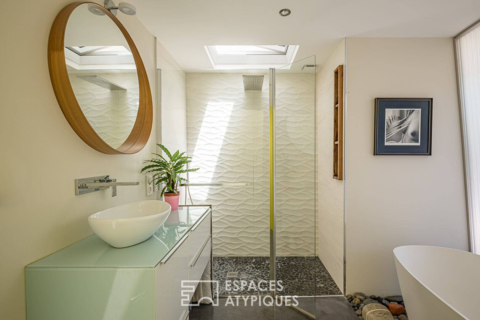 Intimate architect-designed house with swimming pool