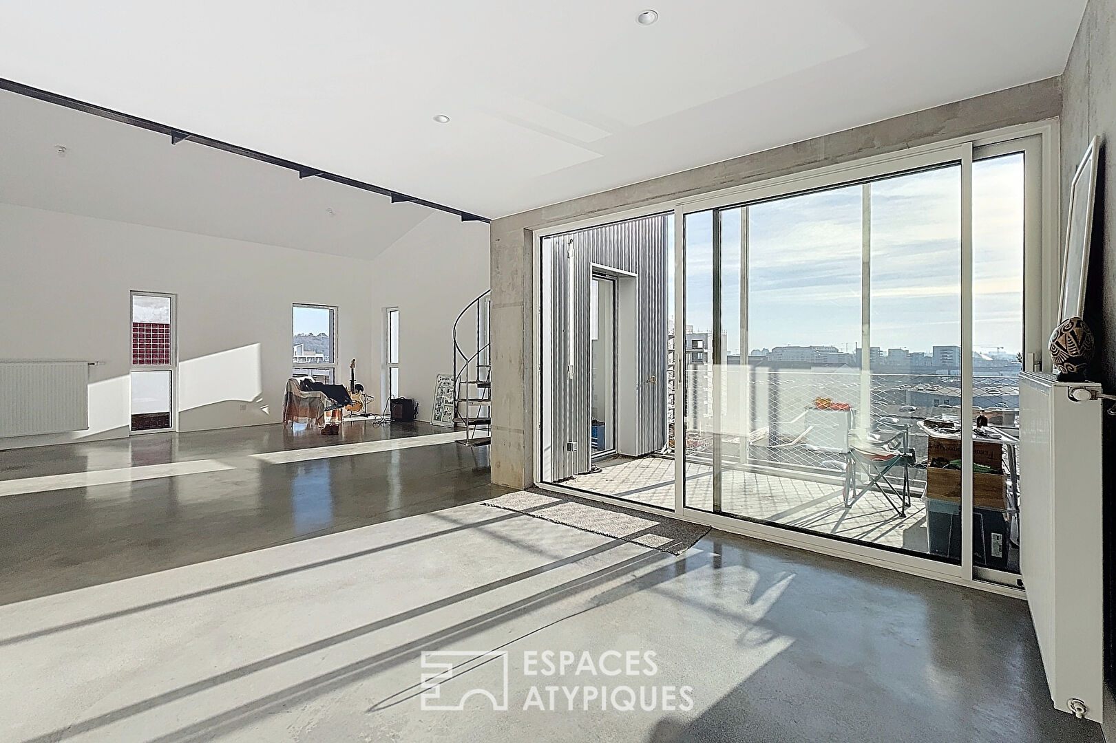 Appartement type loft avec terrasse et parking