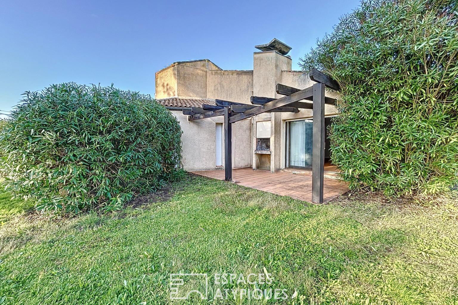 Charming architect-designed house in the heart of a privileged setting
