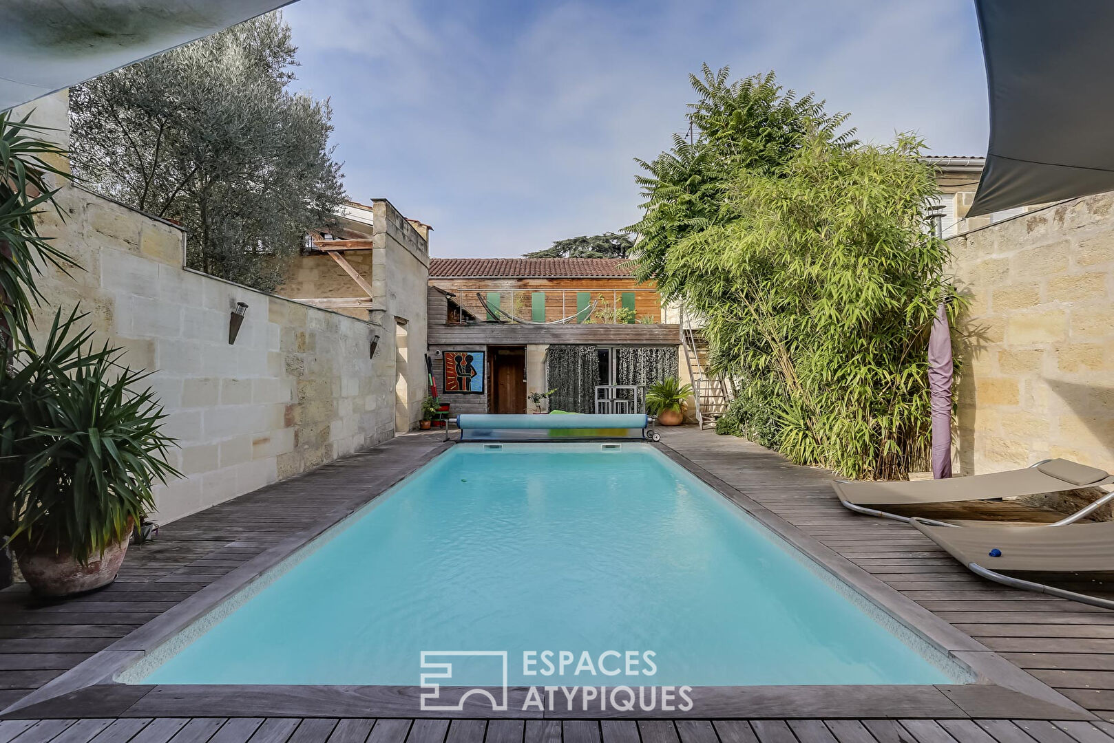 Loft house with garage, swimming pool and garden