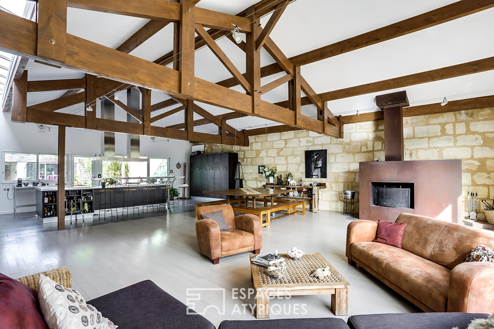 Loft house with garage, swimming pool and garden
