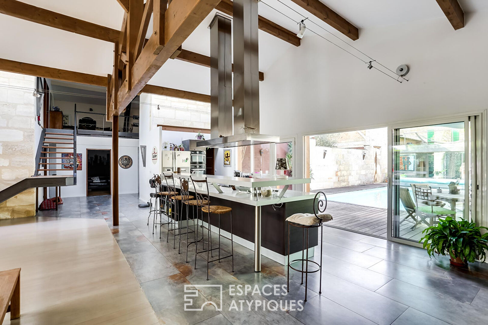 Loft house with garage, swimming pool and garden