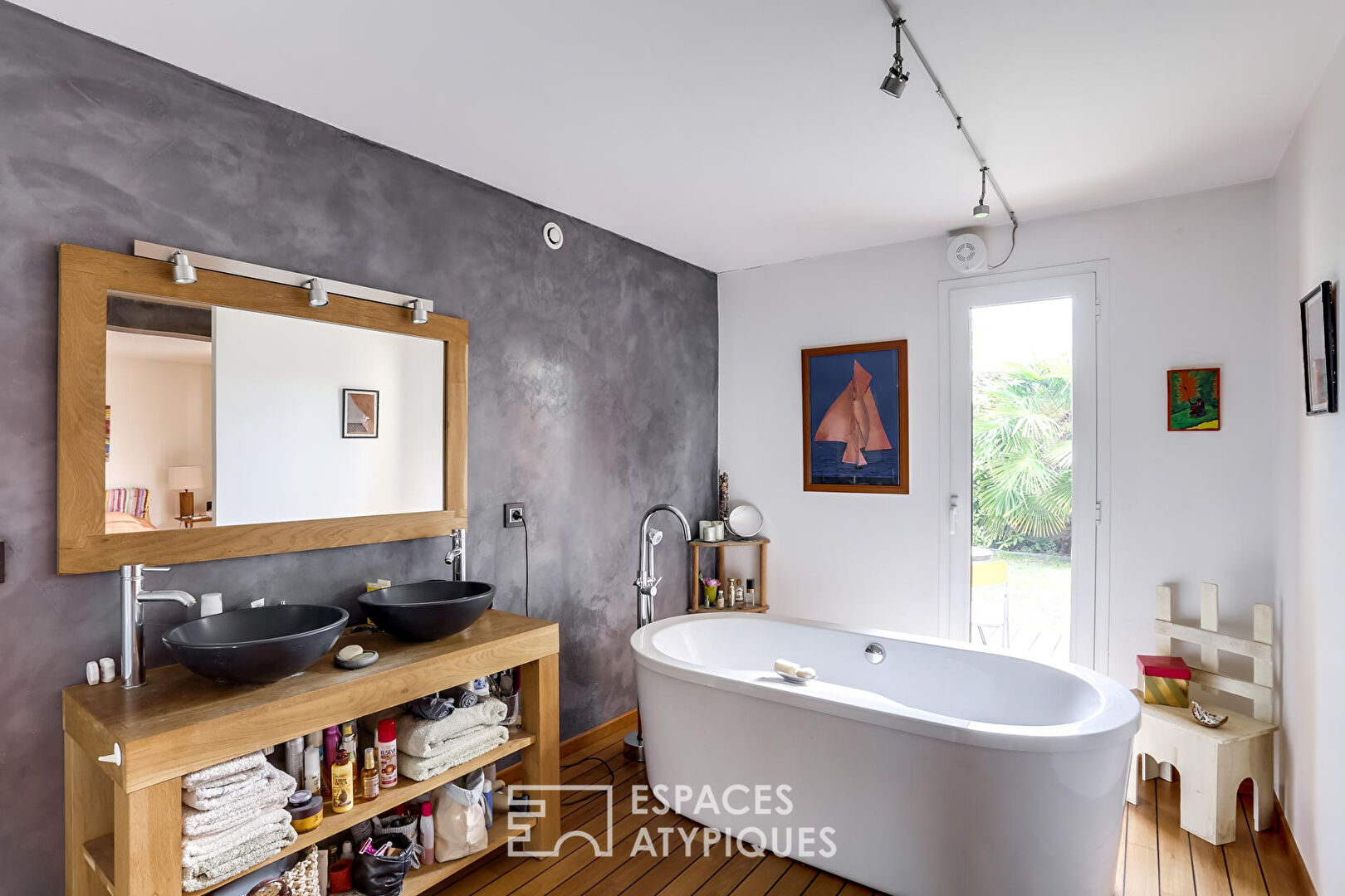 Loft house with garage, swimming pool and garden