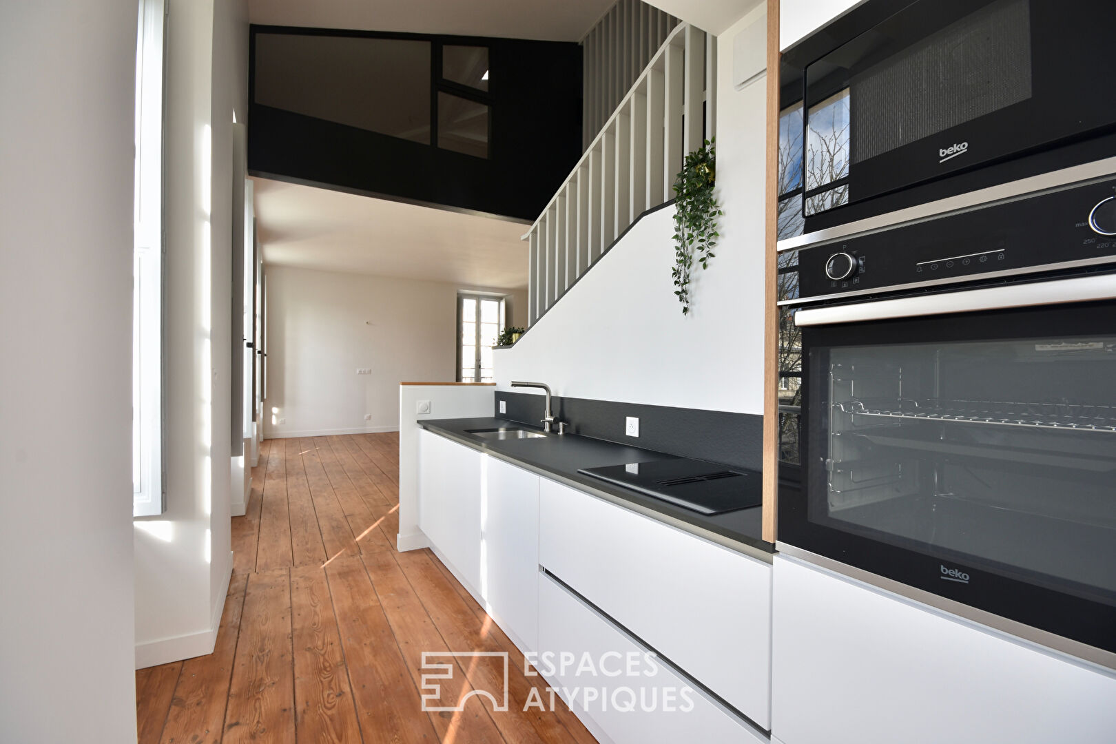 Appartement bourgeois en dernier étage entre Quinconces et Jardin Public