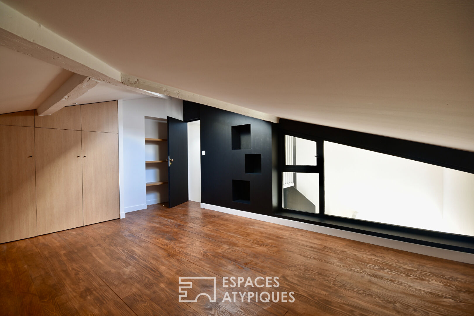Appartement bourgeois en dernier étage entre Quinconces et Jardin Public