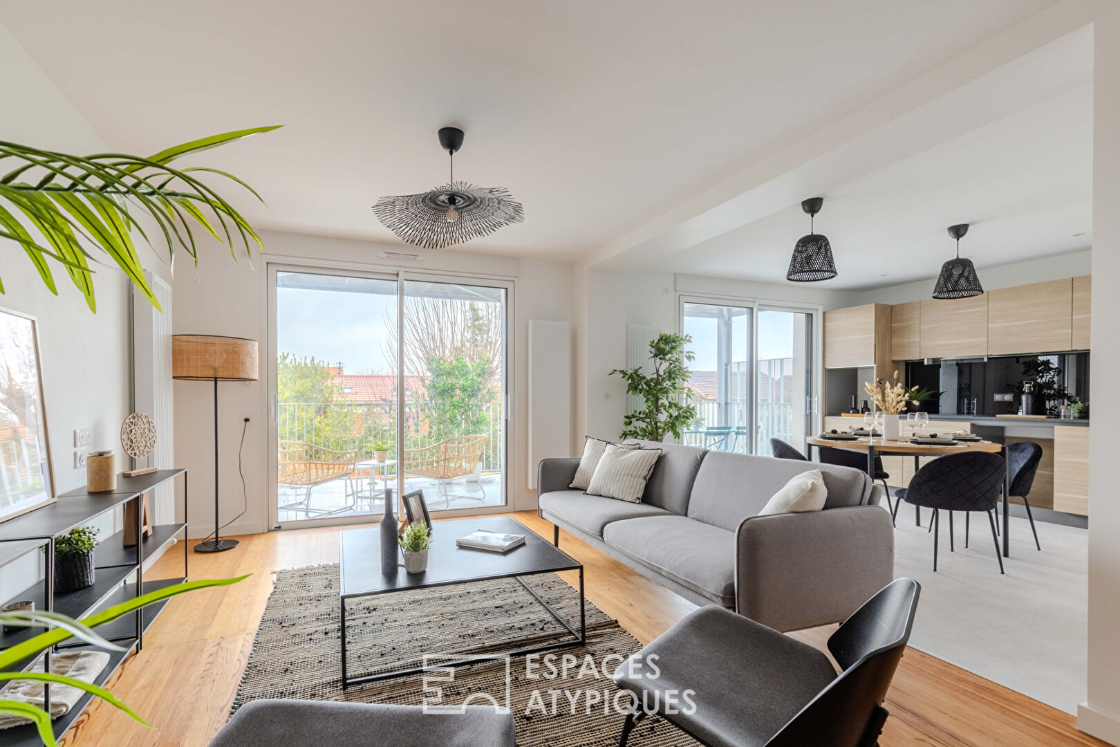 High-end apartment with terrace and garage