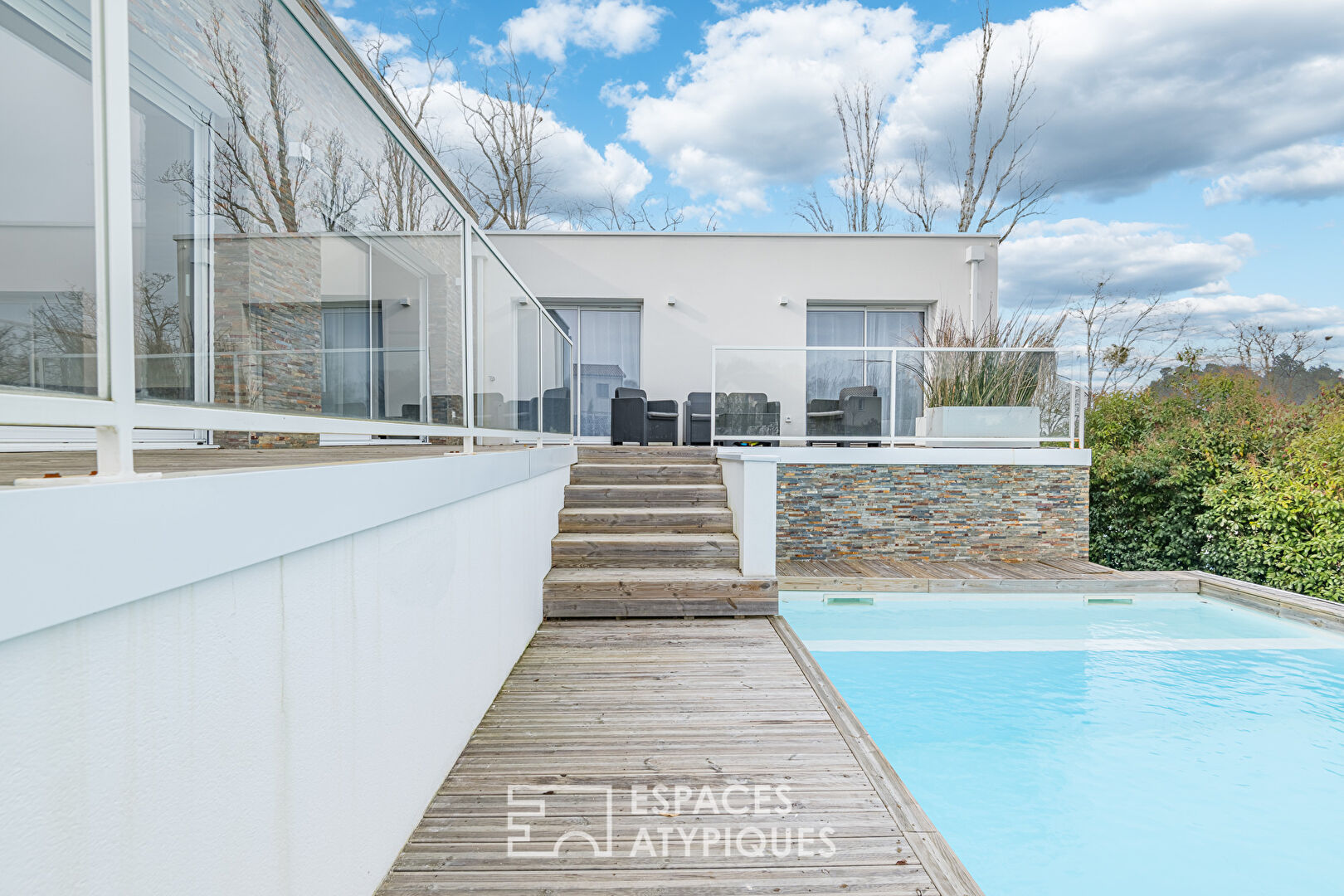 Contemporary house with swimming pool and garage