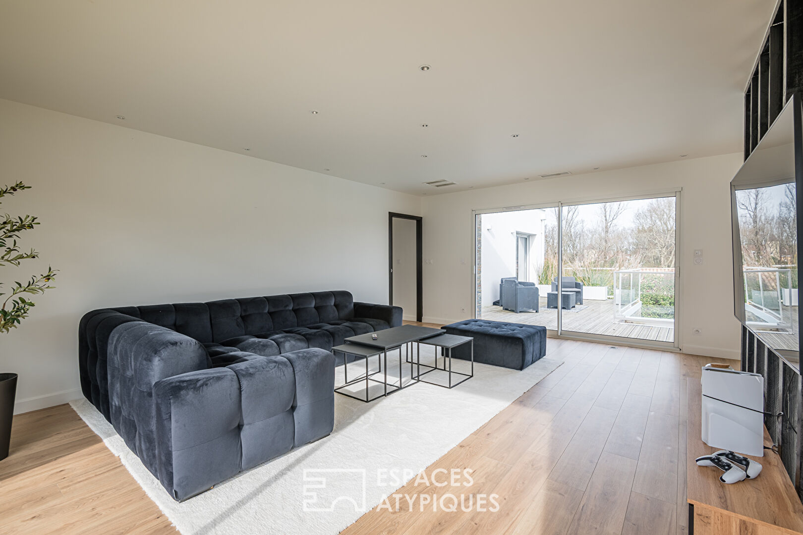 Contemporary house with swimming pool and garage