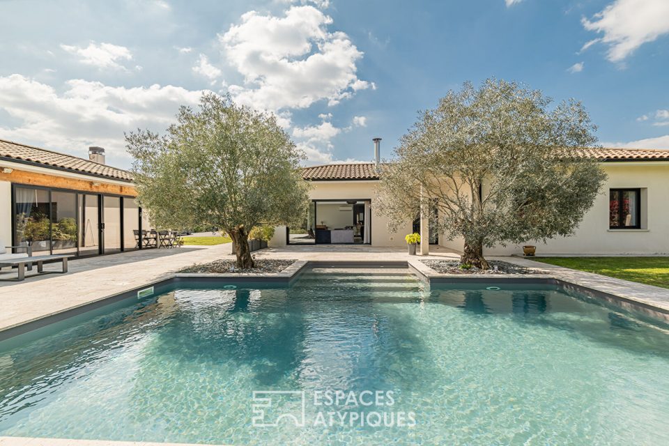 Villa contemporaine avec dépendance et piscine à la Brède