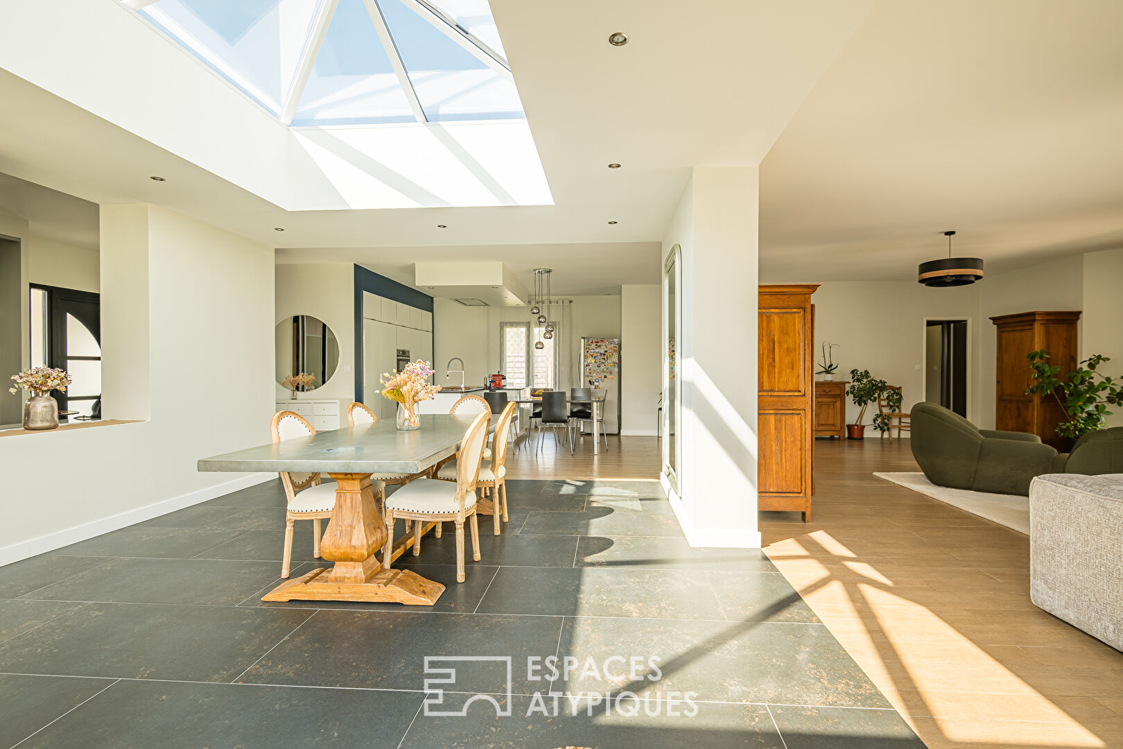 Contemporary villa with outbuilding and swimming pool in La Brède