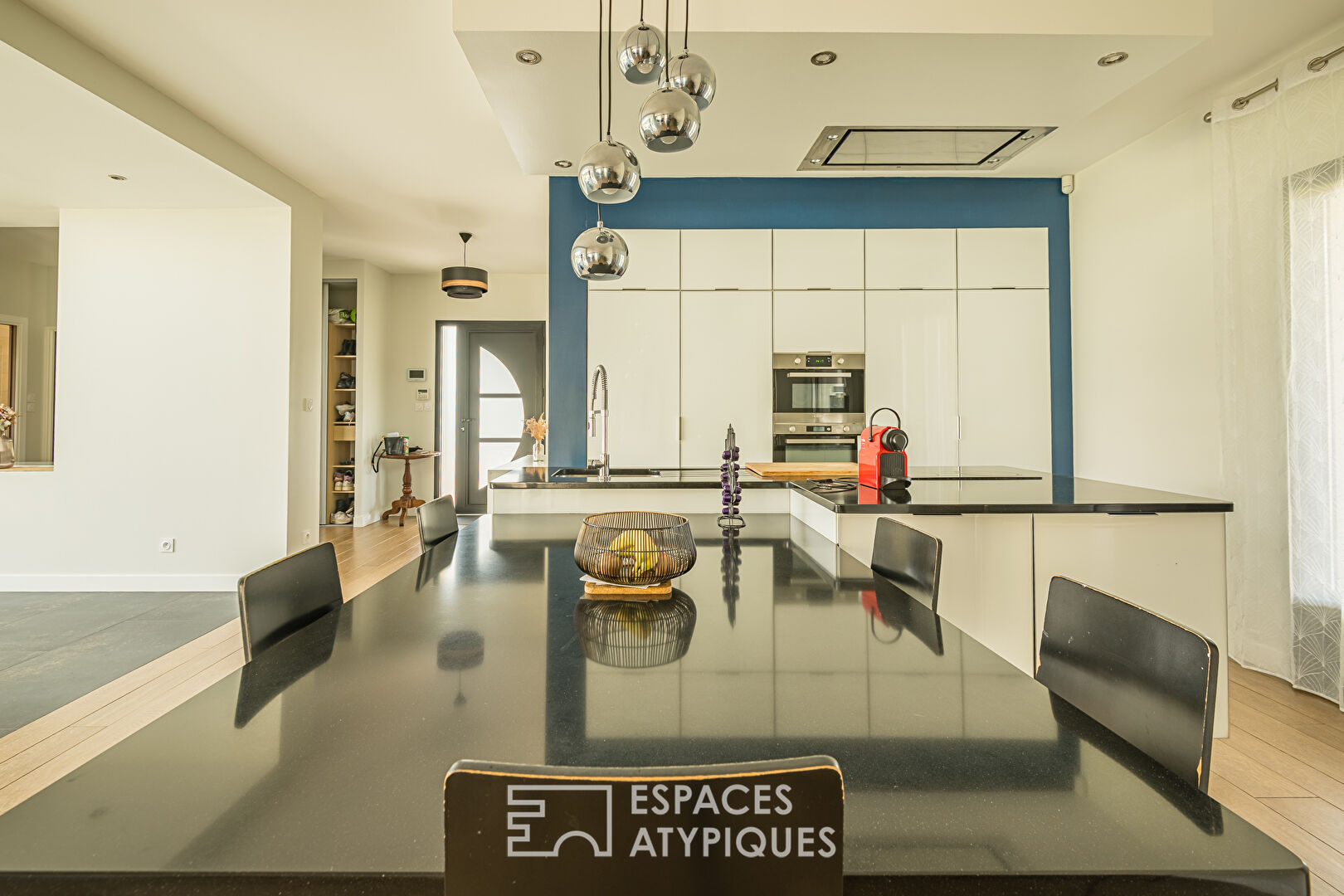 Contemporary villa with outbuilding and swimming pool in La Brède