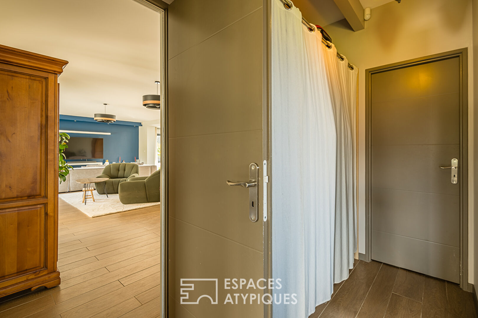 Contemporary villa with outbuilding and swimming pool in La Brède
