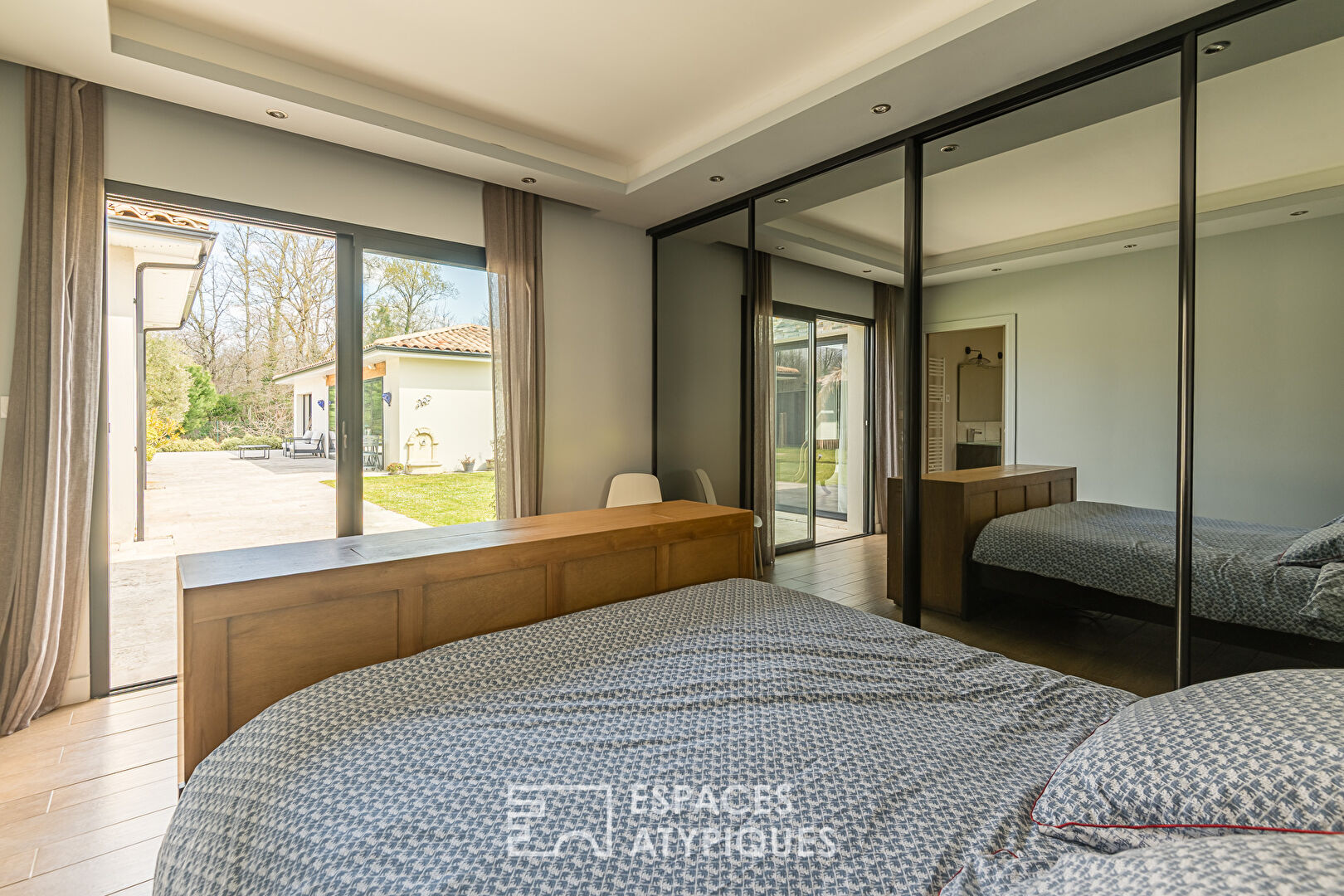 Contemporary villa with outbuilding and swimming pool in La Brède