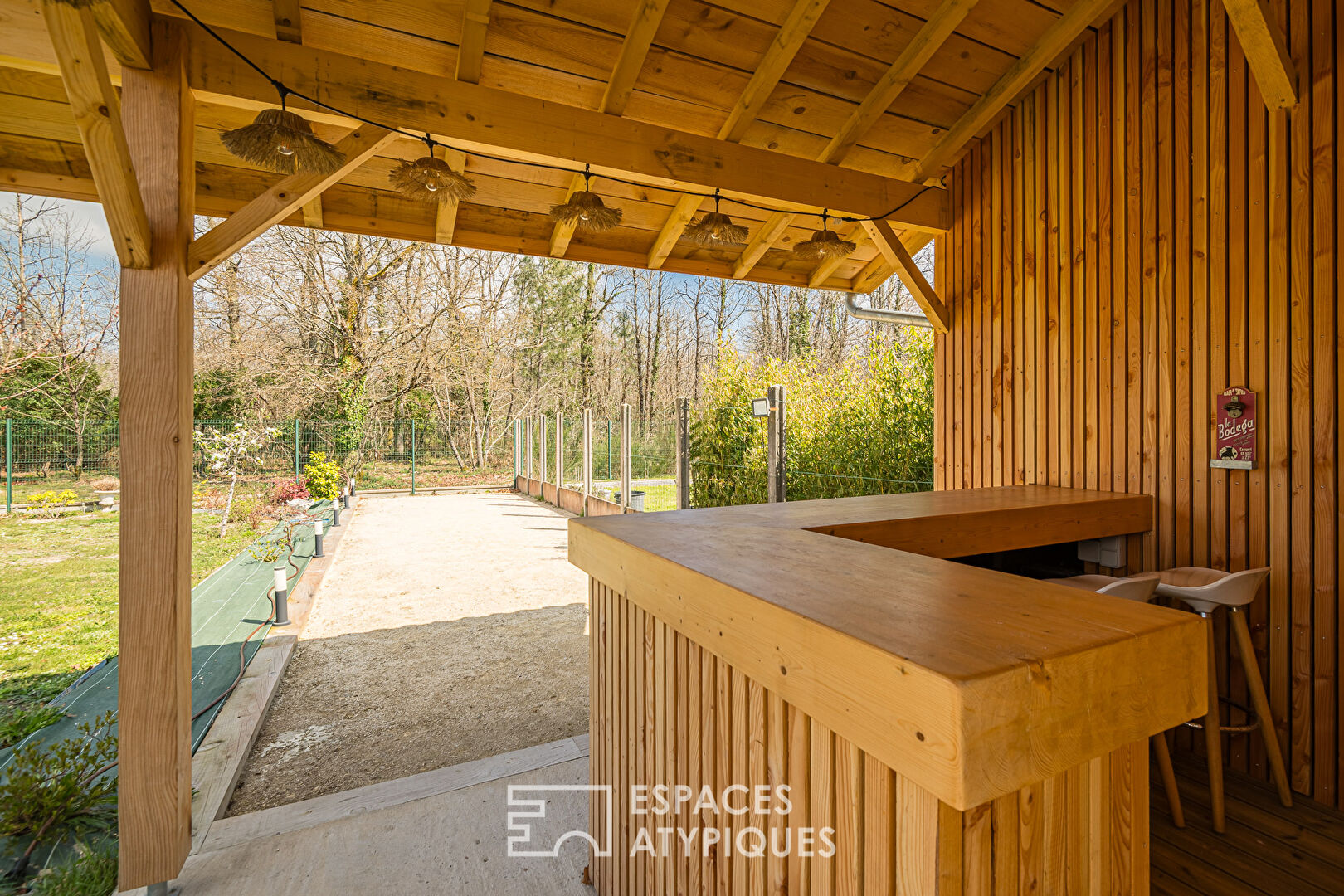 Contemporary villa with outbuilding and swimming pool in La Brède