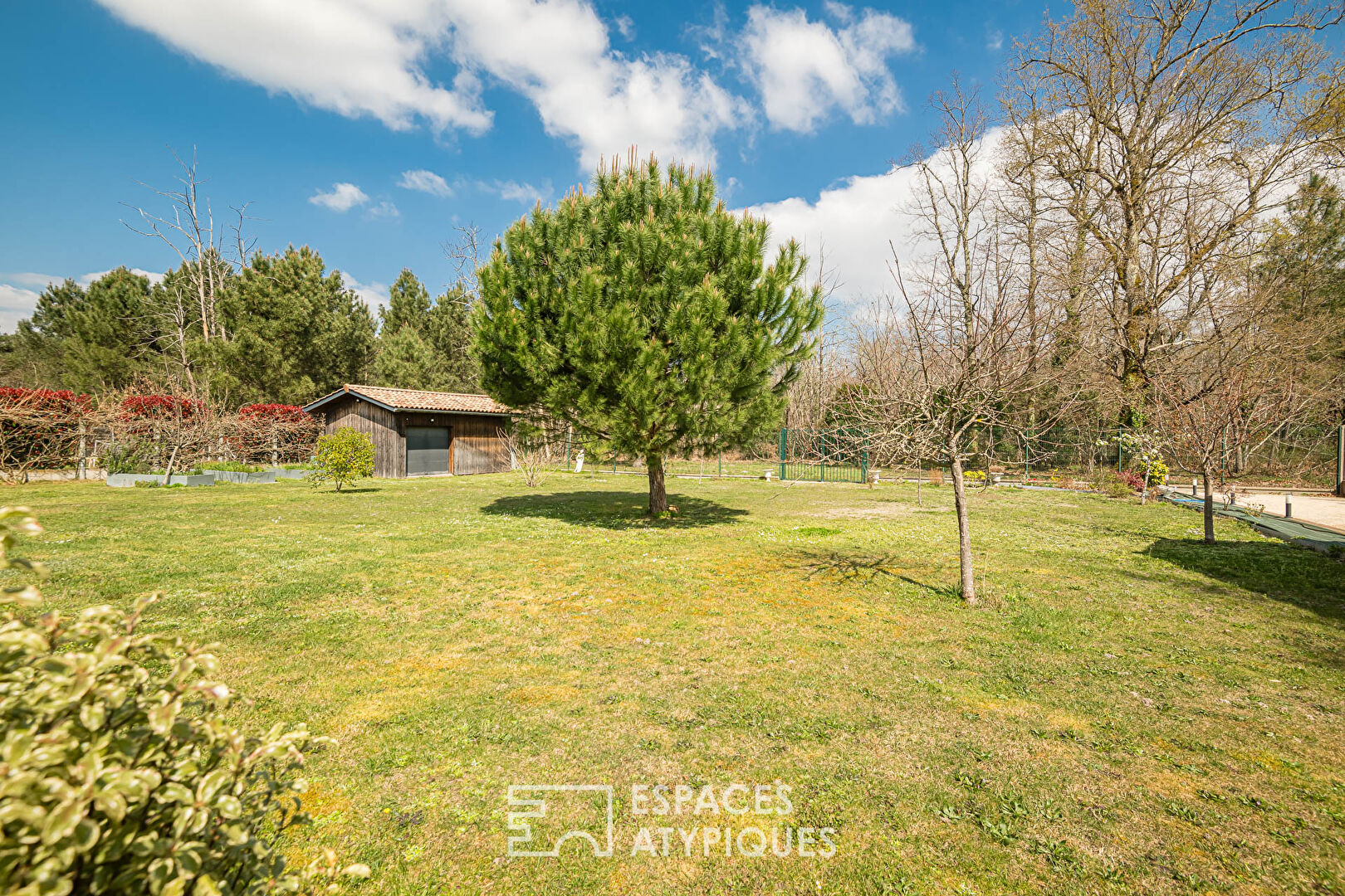 Contemporary villa with outbuilding and swimming pool in La Brède
