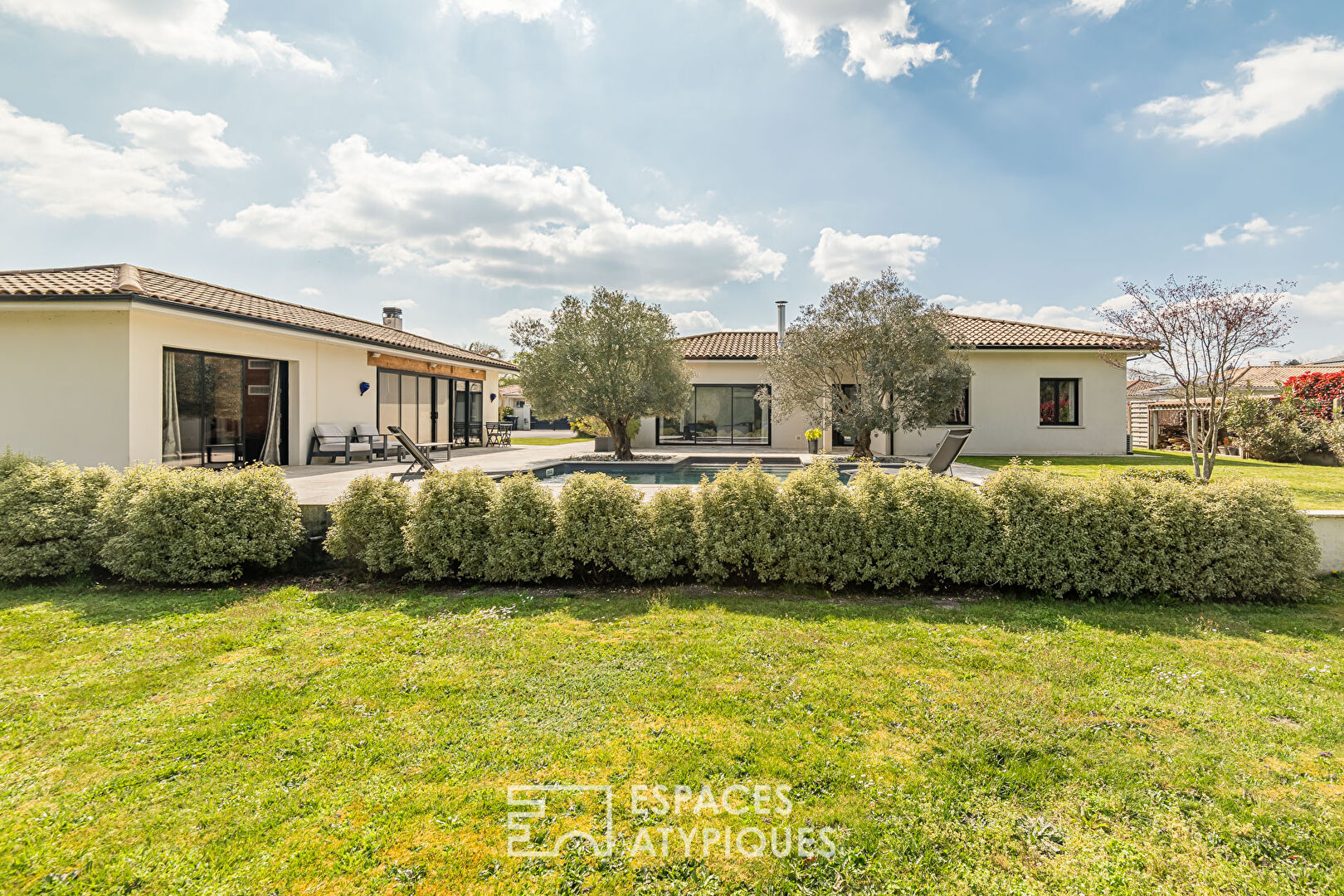 Contemporary villa with outbuilding and swimming pool in La Brède