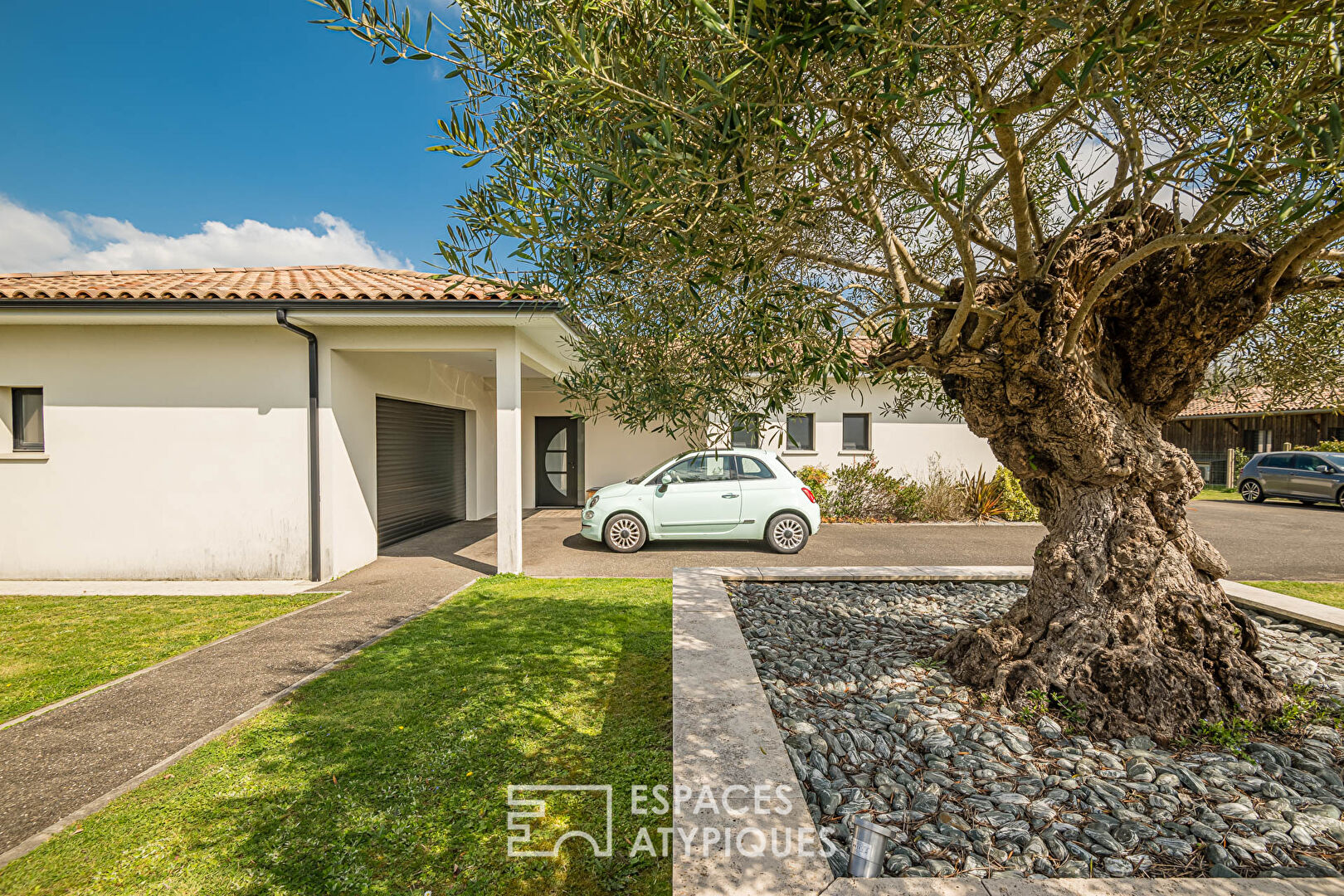 Contemporary villa with outbuilding and swimming pool in La Brède