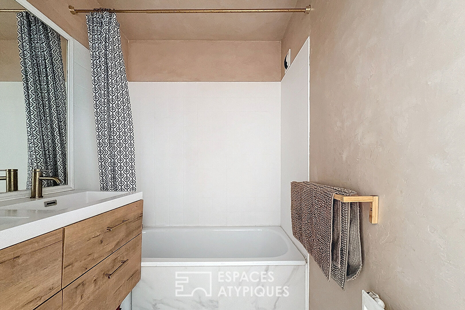 Renovated apartment with loggias and parking