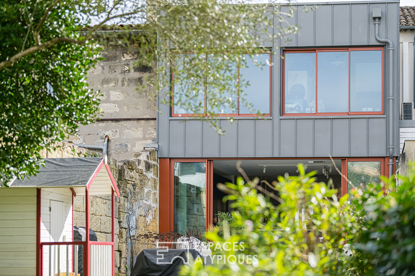 Maison à la rénovation contemporaine avec jardin et garage