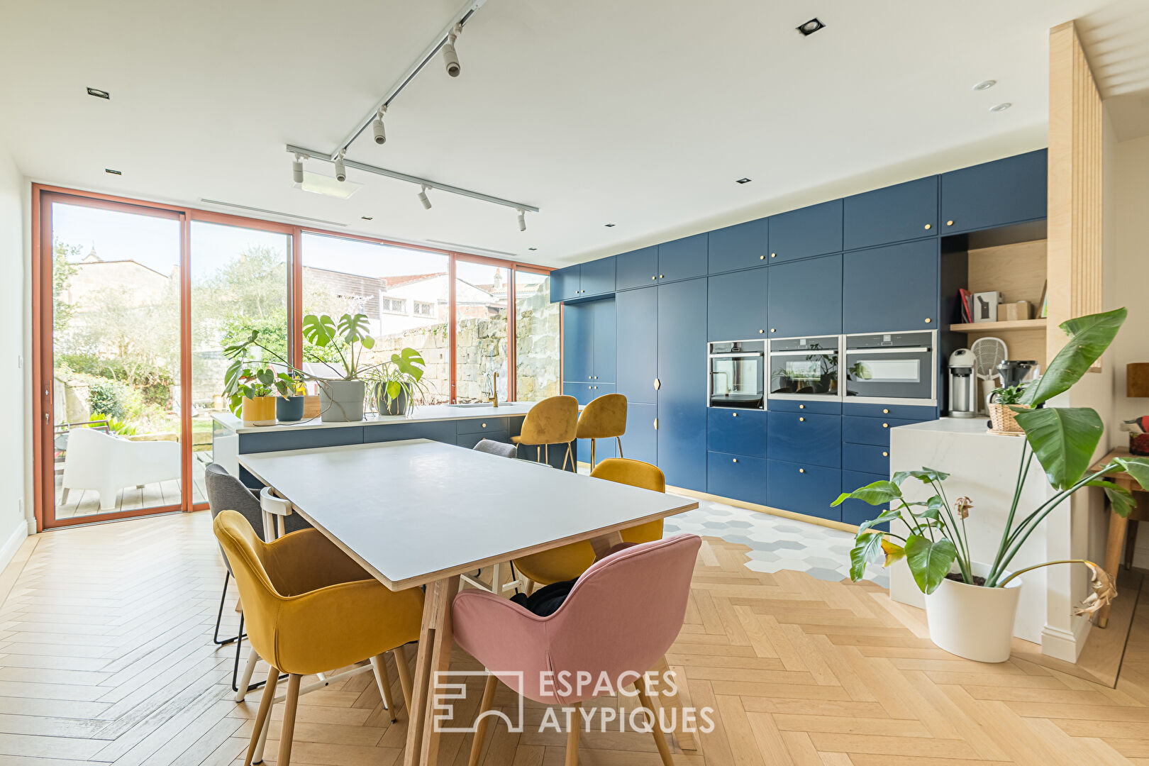 Maison à la rénovation contemporaine avec jardin et garage